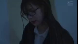 商场尾随化妆品专柜女售货员进女厕偷窥她嘘嘘妹子身材高挑逼毛浓密性感很有撸点